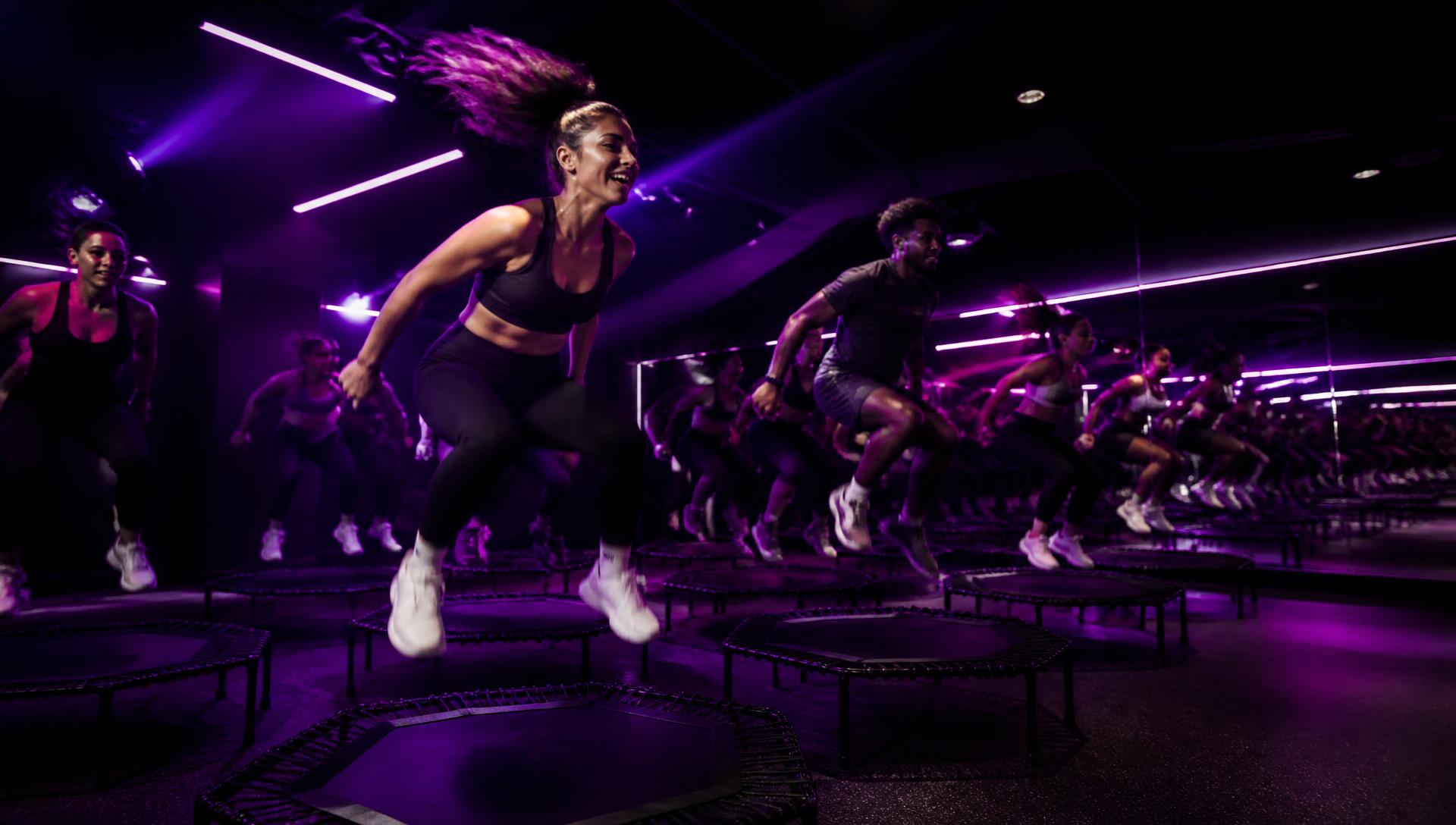 Clase de trampolín en KANJI INDOOR STUDIO con luz neón